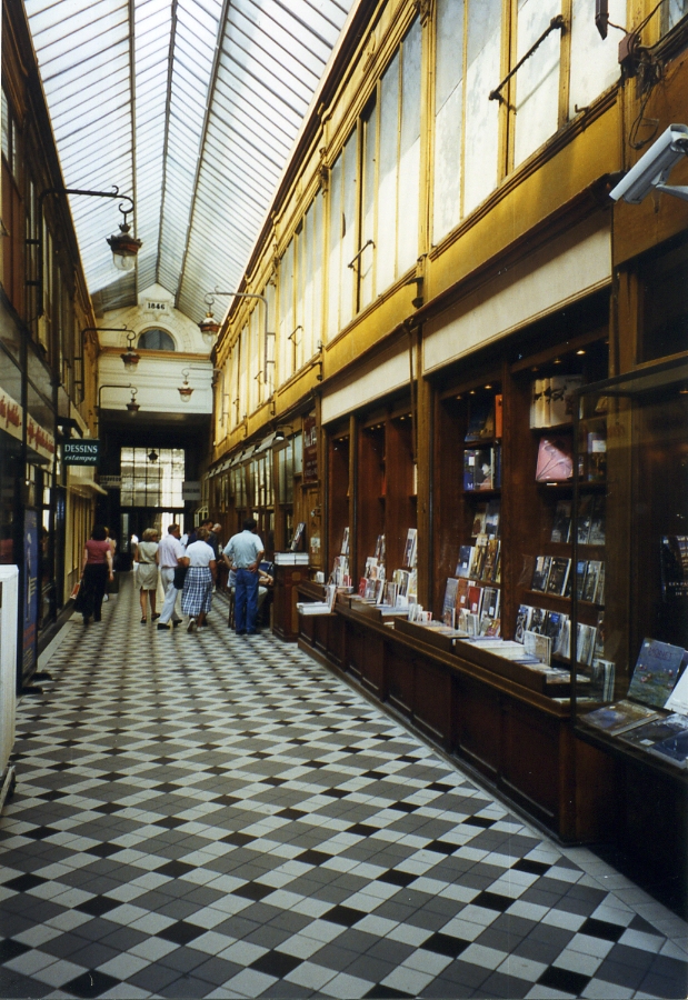 Reizvolles historische Ambiente. Ein Buchhändler offeriert sein Angebot in hölzerner Auslage in der Passage Jouffroy, Paris