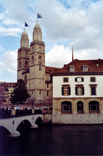 Großmünster zu Zürich, mit der Münsterbrücke